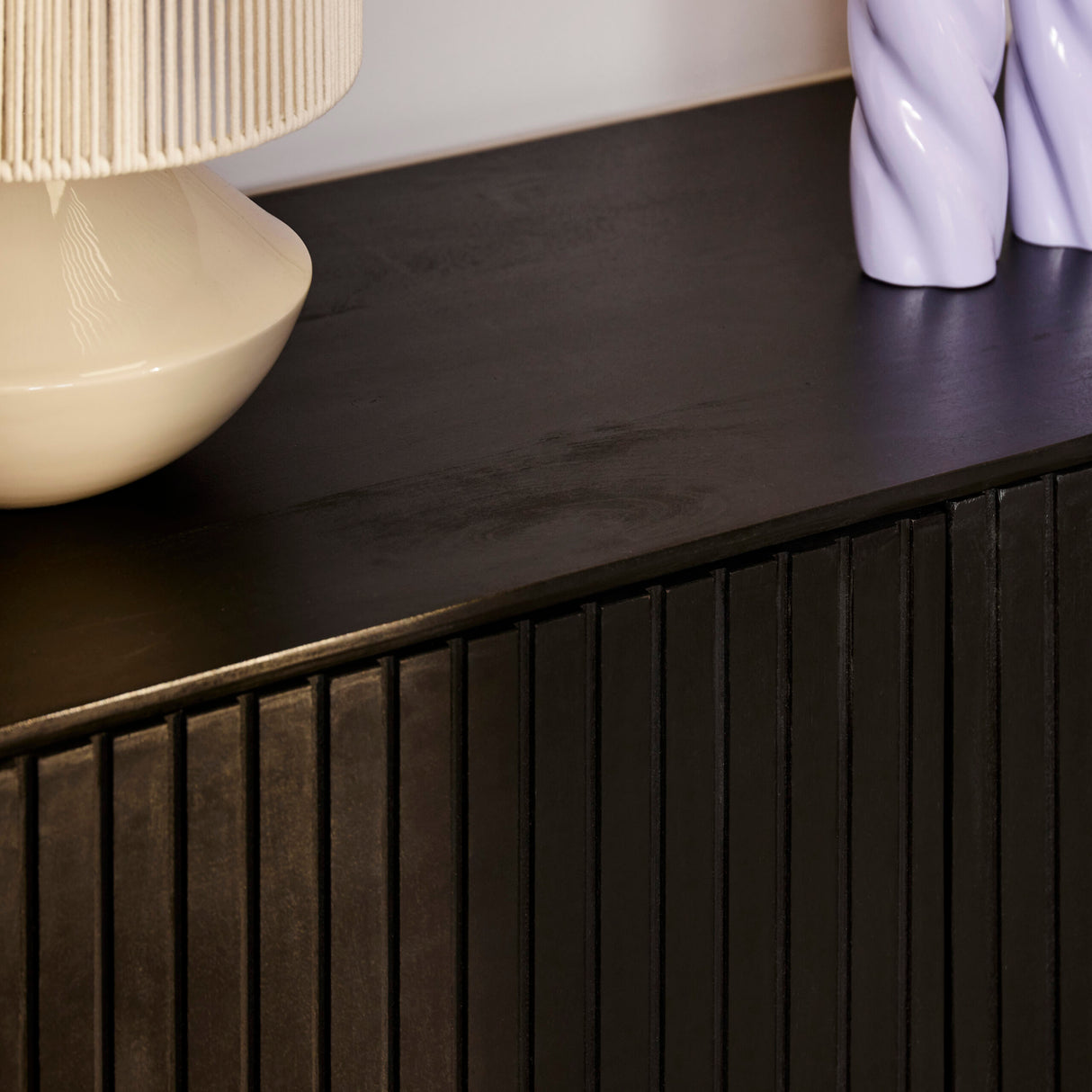 Sideboard – Mangoholz Korpus, Metallgestell, Schwarze Oberfläche – Madison | Starfurn