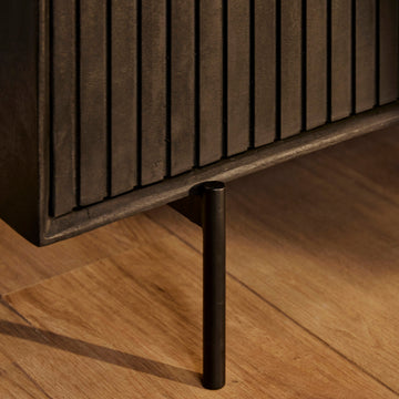 Sideboard – Mangoholz Korpus, Metallgestell, Schwarze Oberfläche – Madison | Starfurn
