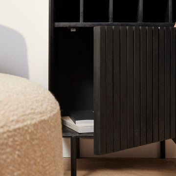Weinschrank - Schwarzes Mangoholz, Vertikale Lamellenfront, Flaschenfächer, 55 cm – Madison | Starfurn