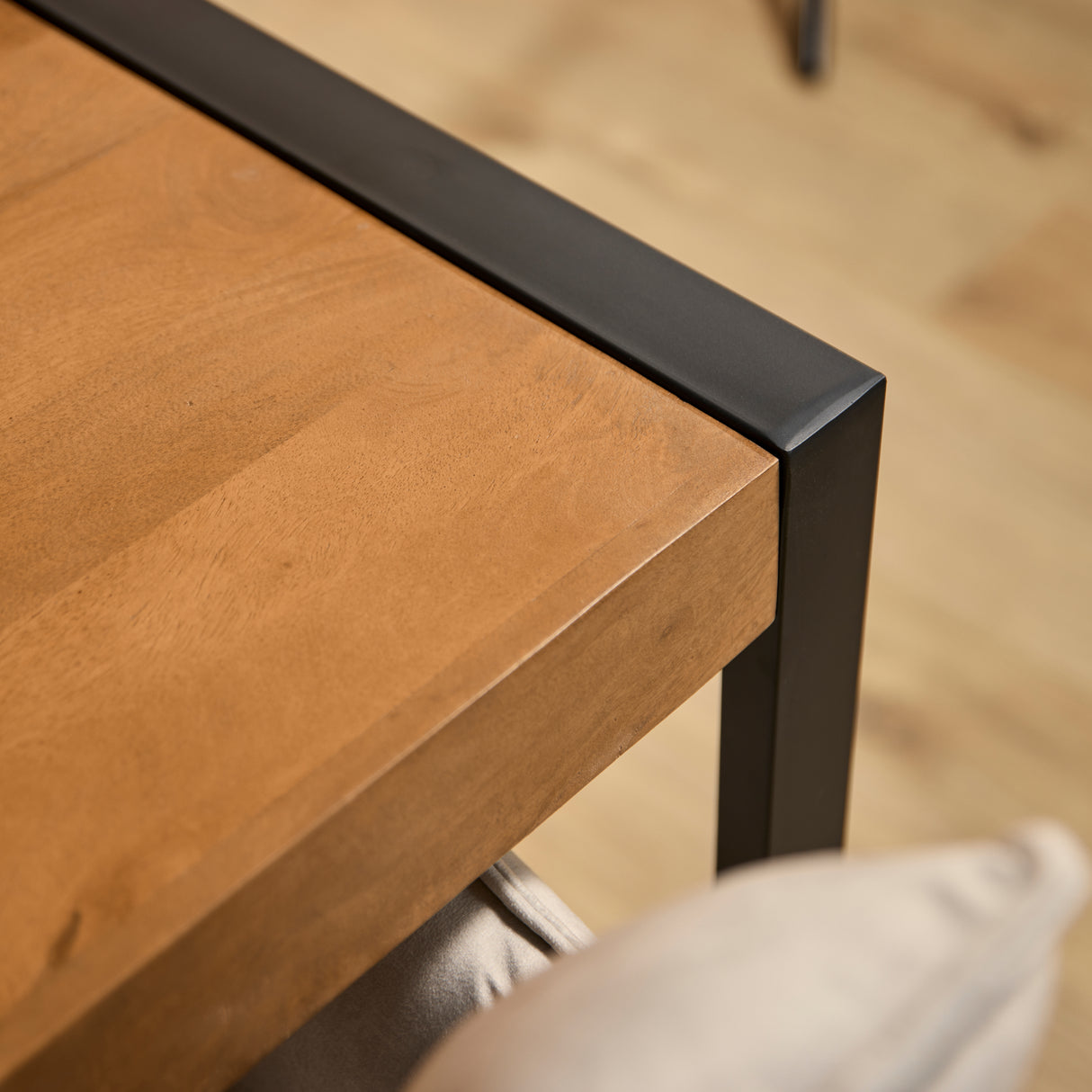 Esszimmertisch - Mangoholz Natur, U Gestell, Schwarz Metall, 140 cm – Boaz | Starfurn