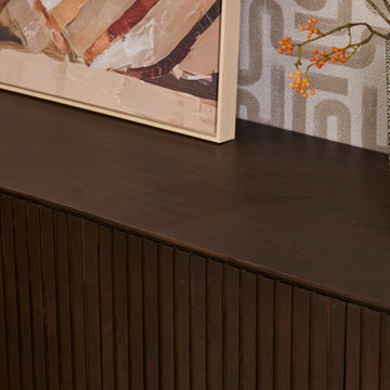 TV-Möbel - Braunes Mangoholz, Vertikale Lamellenfront, Grifflose Türen, 165 cm – Madison | Starfurn