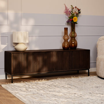 TV-Möbel - Braunes Mangoholz, Vertikale Lamellenfront, Grifflose Türen, 165 cm – Madison | Starfurn