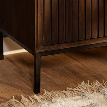 TV-Möbel - Braunes Mangoholz, Vertikale Lamellenfront, Grifflose Türen, 165 cm – Madison | Starfurn