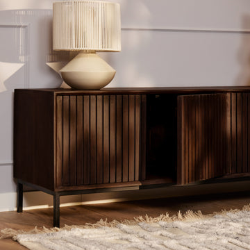 TV-Möbel - Braunes Mangoholz, Vertikale Lamellenfront, Grifflose Türen, 165 cm – Madison | Starfurn
