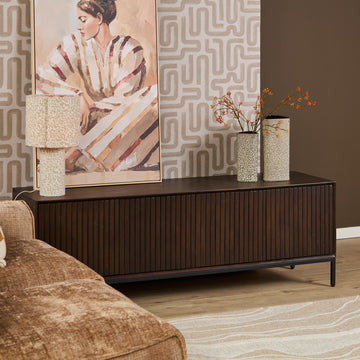 TV-Möbel - Braunes Mangoholz, Vertikale Lamellenfront, Grifflose Türen, 165 cm – Madison | Starfurn