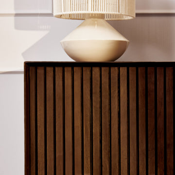 Sideboard - Braunes Mangoholz, Vertikale Lamellenfront, Schwarzes Metallgestell, 165 cm – Madison | Starfurn