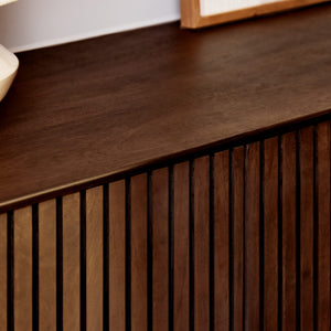 Sideboard - Braunes Mangoholz, Vertikale Lamellenfront, Schwarzes Metallgestell, 165 cm – Madison | Starfurn