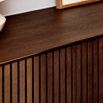 Sideboard - Braunes Mangoholz, Vertikale Lamellenfront, Schwarzes Metallgestell, 165 cm – Madison | Starfurn