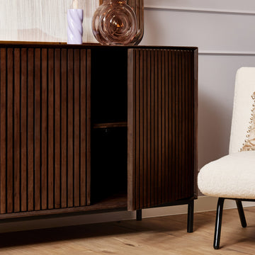 Sideboard - Braunes Mangoholz, Vertikale Lamellenfront, Schwarzes Metallgestell, 165 cm – Madison | Starfurn