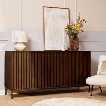 Sideboard - Braunes Mangoholz, Vertikale Lamellenfront, Schwarzes Metallgestell, 165 cm – Madison | Starfurn