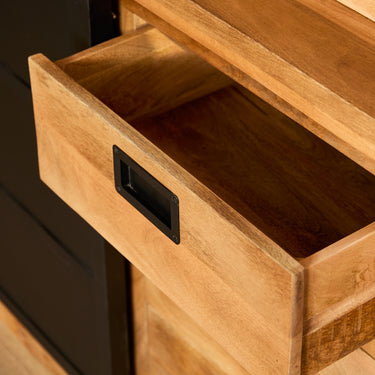 Vitrinenschrank - Mangoholz, Natur-Finish, Schwarz Lackierte Metalltüren, 2 Türen, 6 Schubladen – Nashville | Starfurn