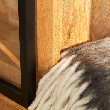 Vitrinenschrank - Mangoholz, Natur-Finish, Schwarz Lackierte Metalltüren, 4 Türen, 6 Schubladen – Nashville | Starfurn