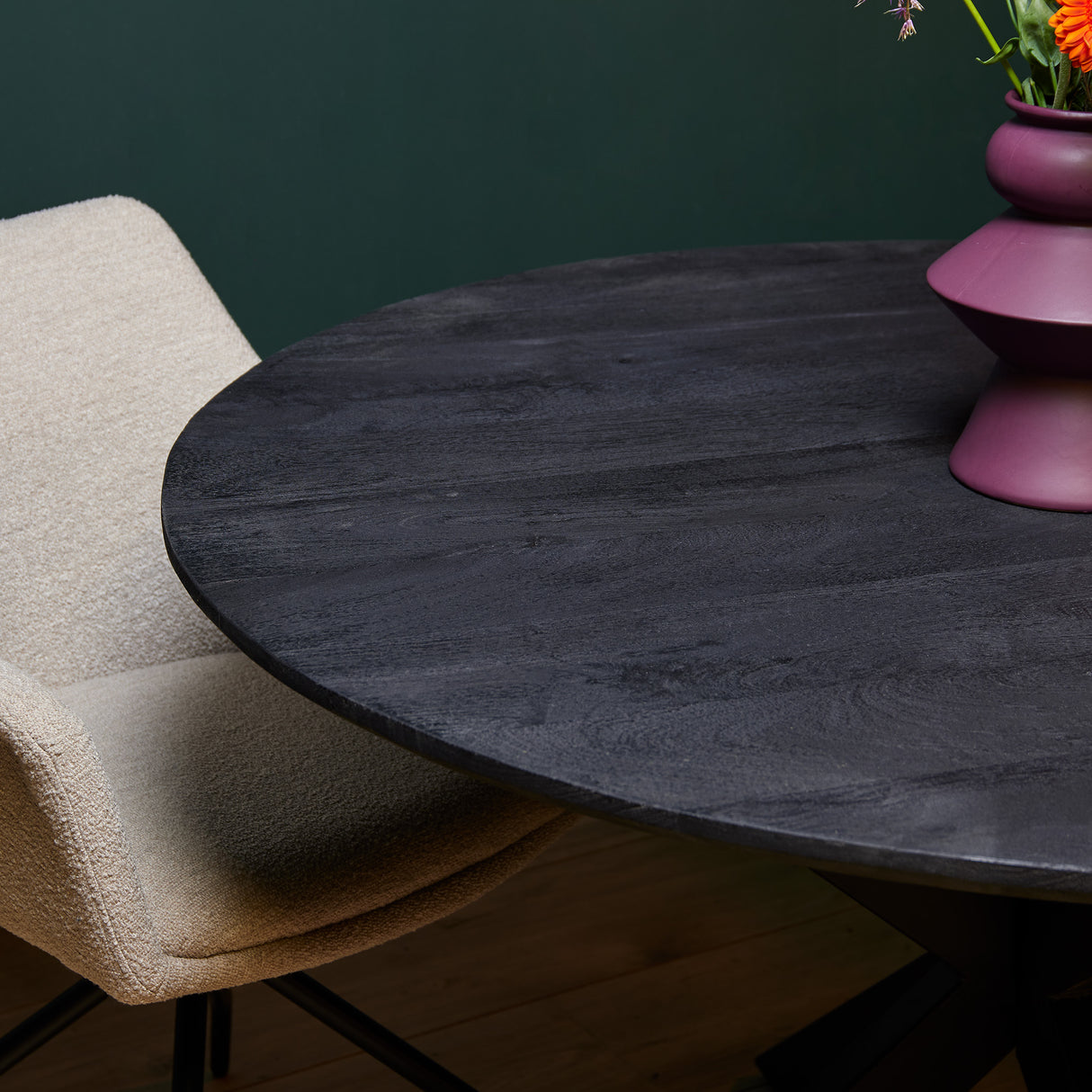 Esszimmertisch - Mangoholz Schwarz, Matrixgestell, Runde Form, 130 cm – New York | Starfurn
