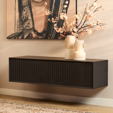 Schwebendes TV-Möbel - Schwarzes Mangoholz, Vertikale Lamellenfront, Grifflose Türen, 120 cm – Madison | Starfurn