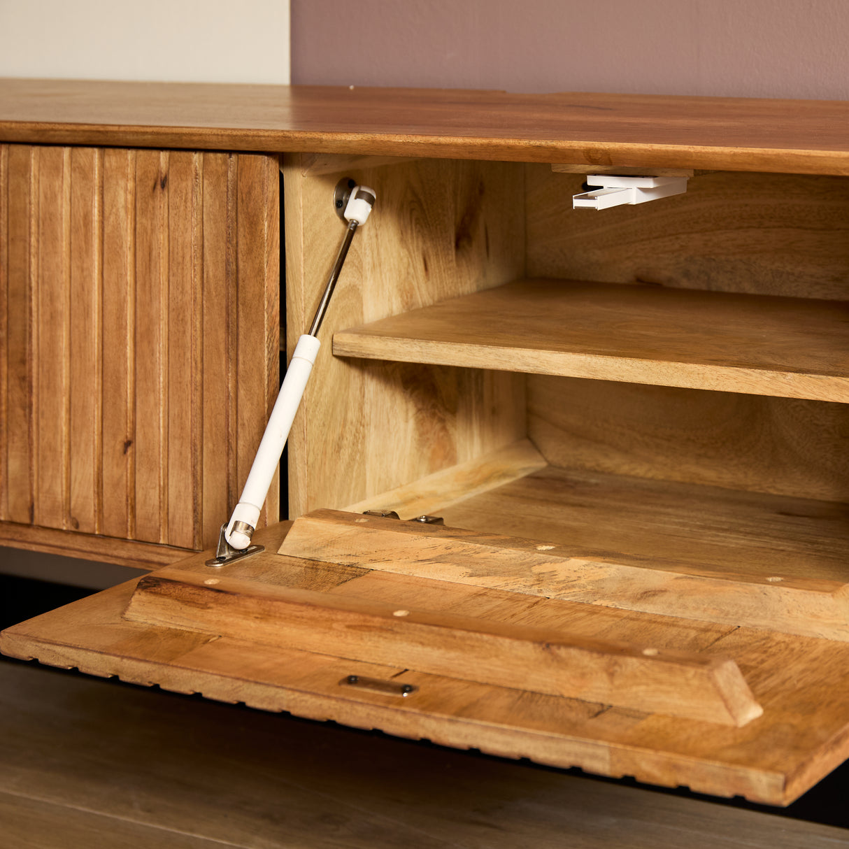 TV Möbel – Mangoholz, Wandmontage, Lattenstruktur – Madison | Starfurn