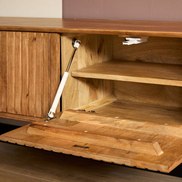 Schwebendes TV-Möbel - Naturfarbenes Mangoholz, Vertikale Lamellenfront, Grifflose Türen, 200 cm – Madison | Starfurn