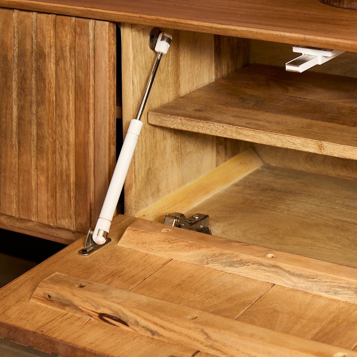 Schwebendes TV-Möbel - Naturfarbenes Mangoholz, Vertikale Lamellenfront, Grifflose Türen, 280 cm – Madison | Starfurn