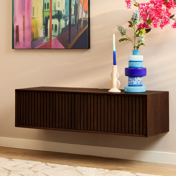 Schwebendes TV-Möbel - Braunes Mangoholz, Vertikale Lamellenfront, Grifflose Türen, 120 cm – Madison | Starfurn