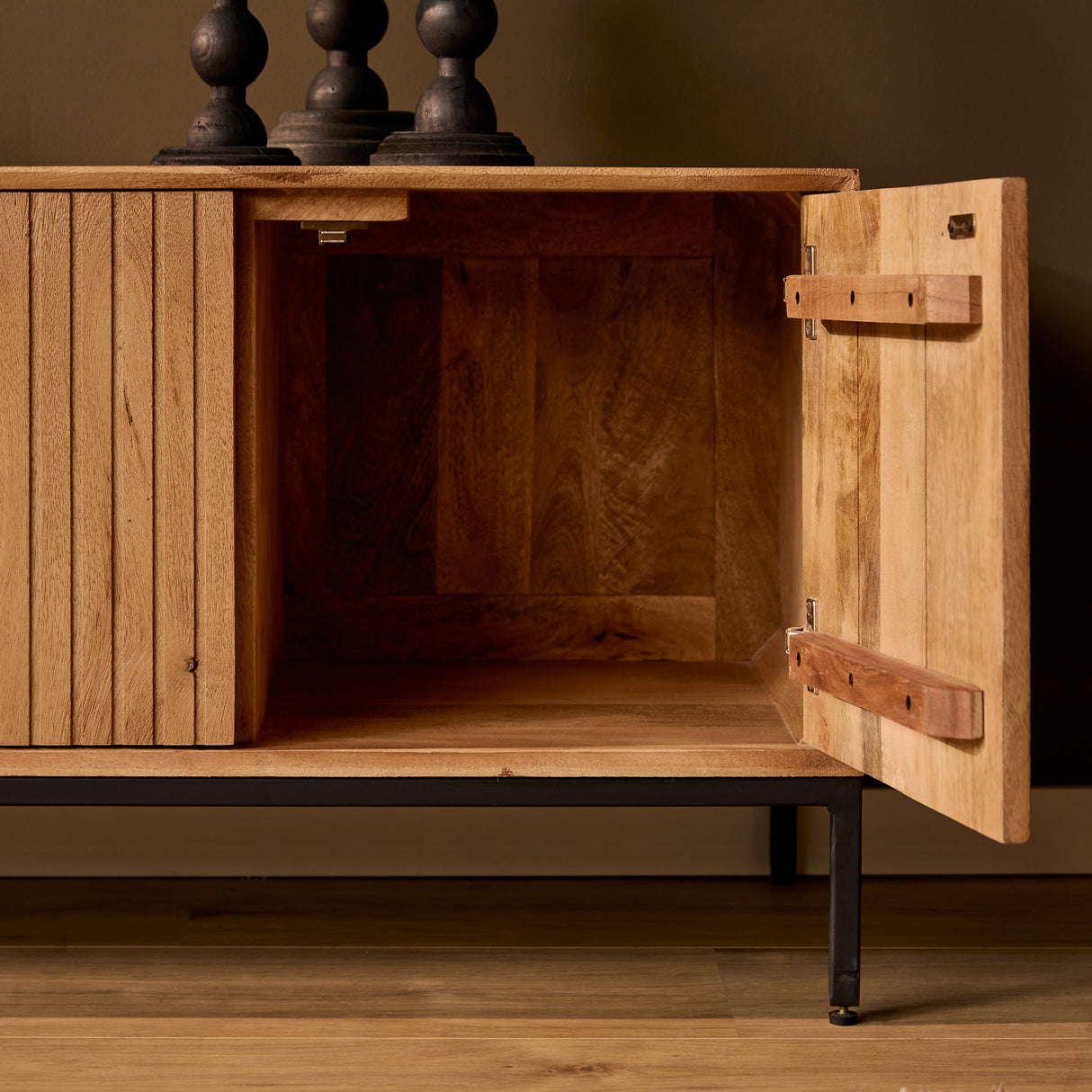 TV-Möbel - Naturfarbenes Mangoholz, Vertikale Lamellenfront, Grifflose Türen, 210 cm – Madison | Starfurn