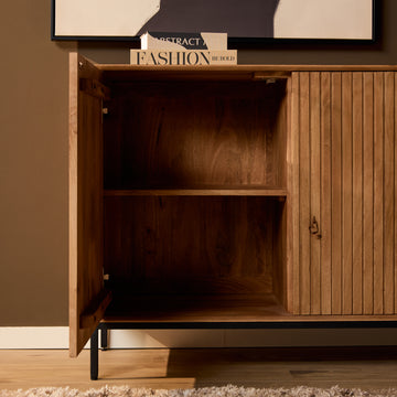 Sideboard - Naturfarbenes Mangoholz, Vertikale Lamellenfront, Grifflose Türen, 165 cm – Madison | Starfurn