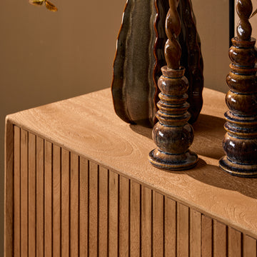Sideboard - Naturfarbenes Mangoholz, Vertikale Lamellenfront, Grifflose Türen, 210 cm – Madison | Starfurn