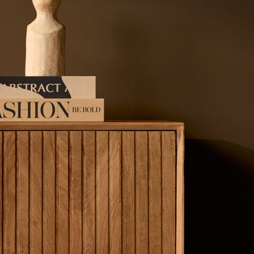 Sideboard - Naturfarbenes Mangoholz, Vertikale Lamellenfront, Grifflose Türen, 210 cm – Madison | Starfurn