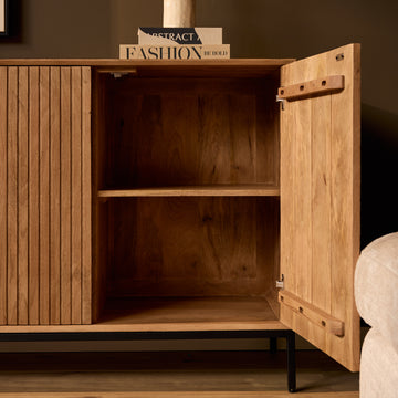 Sideboard - Naturfarbenes Mangoholz, Vertikale Lamellenfront, Grifflose Türen, 210 cm – Madison | Starfurn