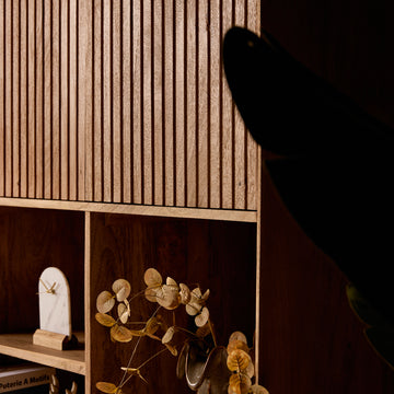 schrank – Natürliches Mangoholz, Vertikale Latten, Offene Fächer – Madison | Starfurn
