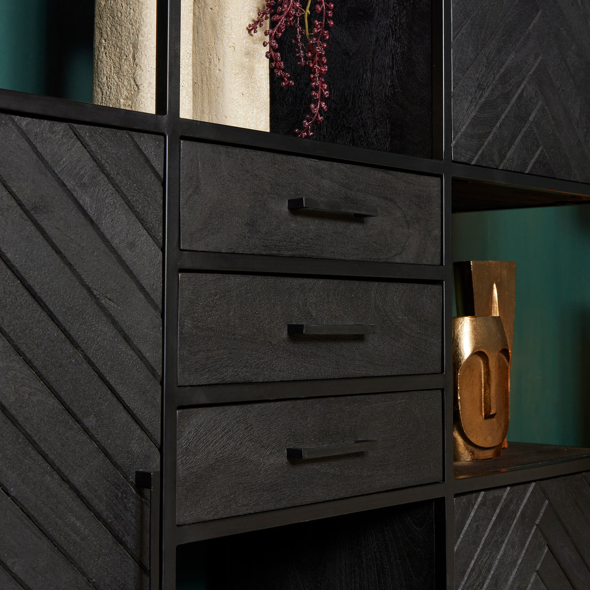 Bookshelf – Sandblasted Mango Wood, Herringbone Pattern, Black Lacquer Finish & Metal Frame – New York | Starfurn