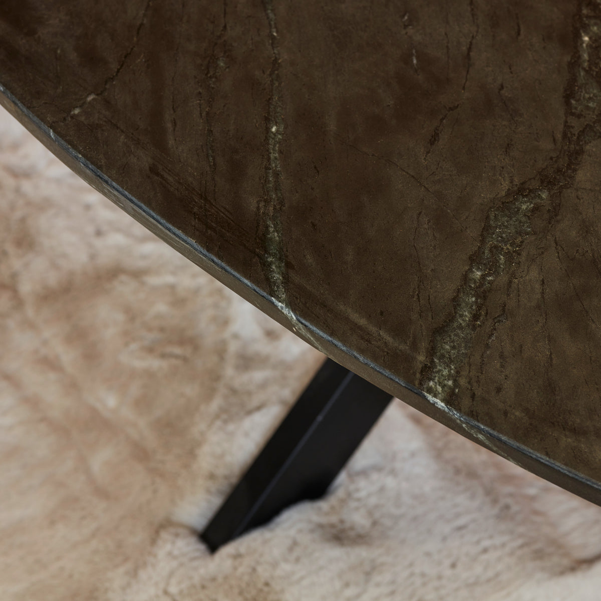 Couchtisch Ovale Form, Schwarze Marmorplatte, Schwarz lackiertes Metall-Matrixgestell – Faye | Starfurn