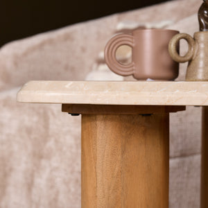 Beistelltisch – Natur Mangoholz, Marmor Platte, Dreieck Form 60 cm – Nuvé | Starfurn