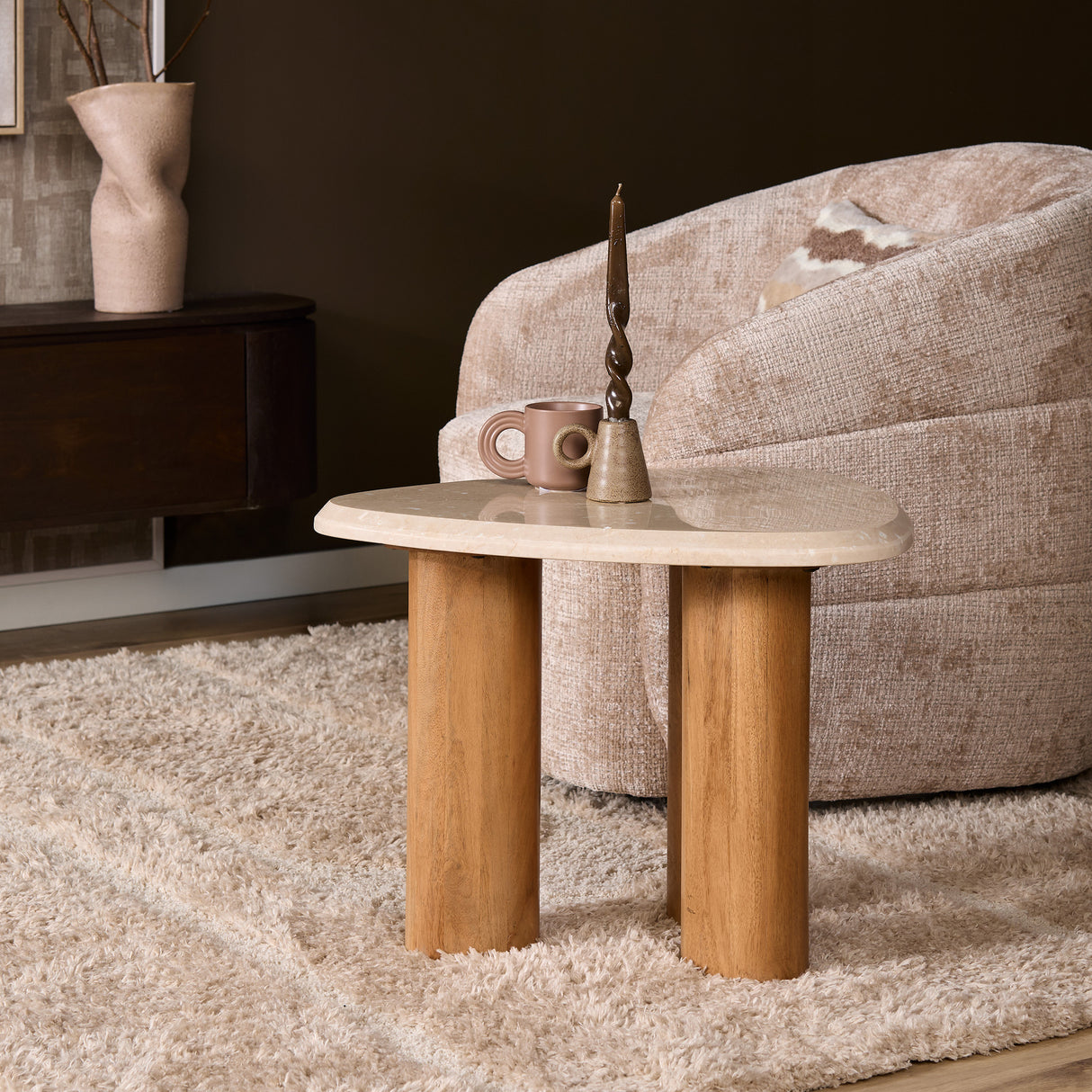 Beistelltisch – Natur Mangoholz, Marmor Platte, Dreieck Form 60 cm – Nuvé | Starfurn