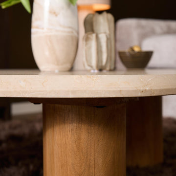 Couchtisch – Natur Mangoholz, Marmor Platte, Organische Form 84 cm – Nuvé | Starfurn