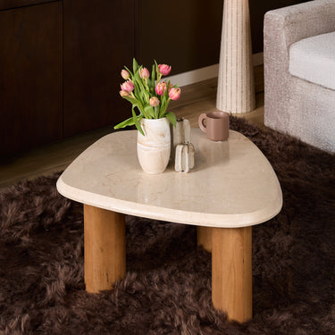 Couchtisch – Natur Mangoholz, Marmor Platte, Organische Form 84 cm – Nuvé | Starfurn