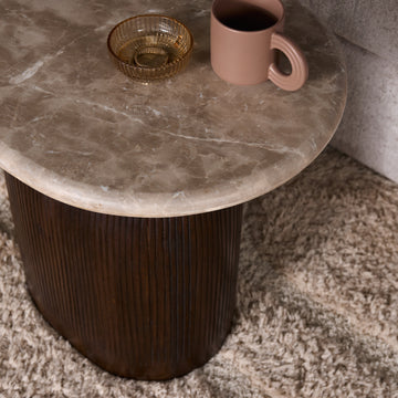Couchtisch aus Mangoholz mit Marmorplatte, ovaler Tischform und gerilltem Holzsockel – Noel | Starfurn