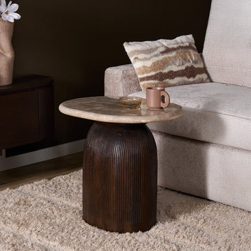 Couchtisch aus Mangoholz mit Marmorplatte, ovaler Tischform und gerilltem Holzsockel – Noel | Starfurn