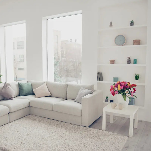 Wohnzimmer mit minimalistischer Deko