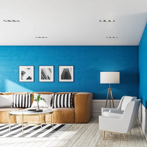 Wohnzimmer mit farbiger Wand