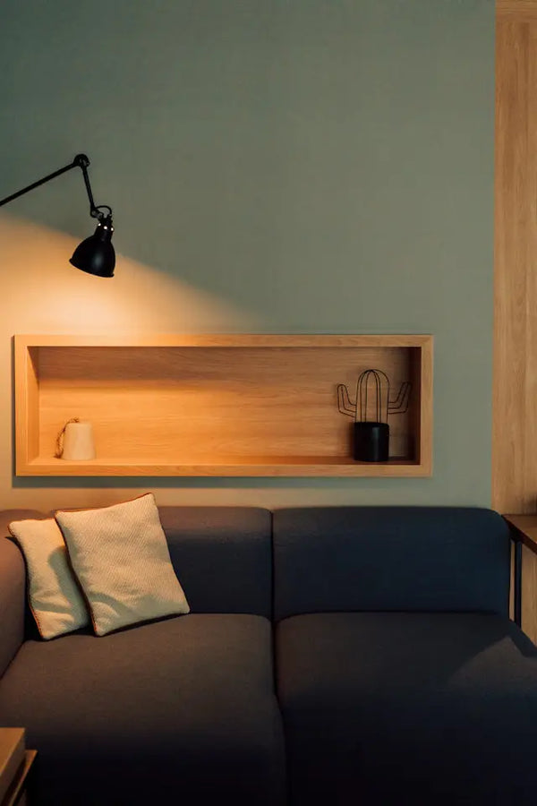 Stimmungsvolle Tischleuchte als Teil eines mehrschichtigen Lichtkonzepts im Wohnzimmer