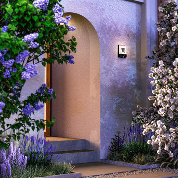 Wandleuchte aus grafitschwarzem Aluminium mit Hausnummern - LED – Row | Maytoni - Esszett Luxury | Stilvolles Wohnen mit Charakter