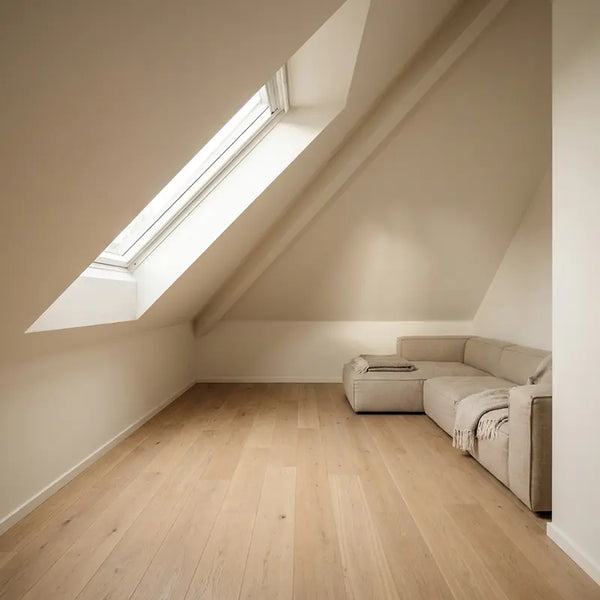 Wohnzimmer unter der Dachschräge mit Sofa in der niedrigen Zone und freiem Laufweg im hohen Bereich