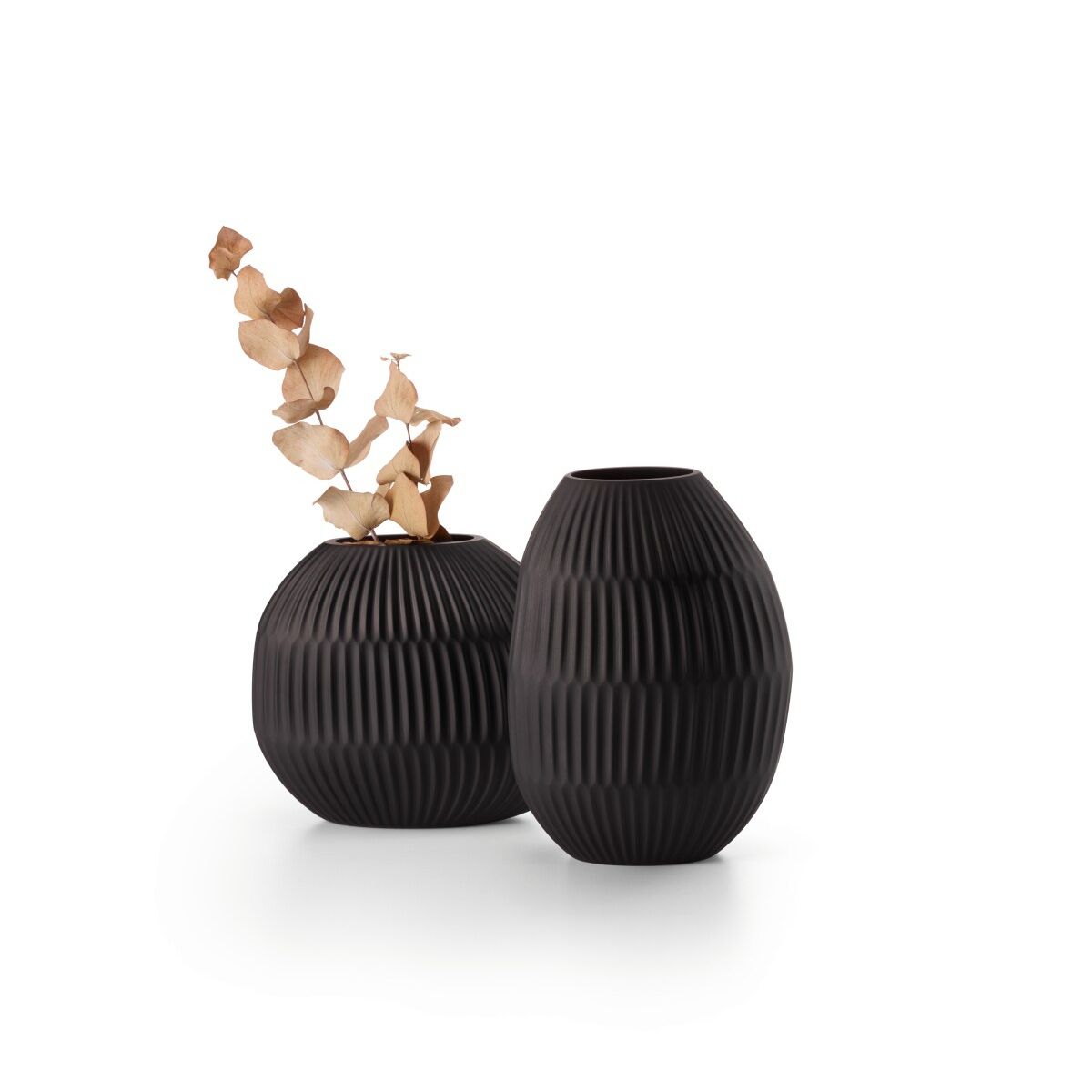Vase mundgeblasenes Glas, matt-schwarze Oberfläche, plissee-artige skulpturale Struktur – Noir | Philippi