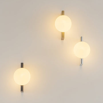 Wandleuchte Messing, rechteckiger Metallfuß, weißer kugelförmiger Glasschirm, G9 25 W – Avant - garde | Maytoni - Esszett Luxury | Stilvolles Wohnen mit Charakter