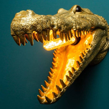 Wall Light – Sculptural Design, Iconic Animal Motif, Polyresin Construction, Gold Finish – Alberto Aligatore | WERNS