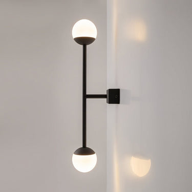 Wandleuchte aus schwarzem Metall mit zwei weißen Glaskugeln und Touch - Dimmer | Maytoni - Esszett Luxury | Stilvolles Wohnen mit Charakter