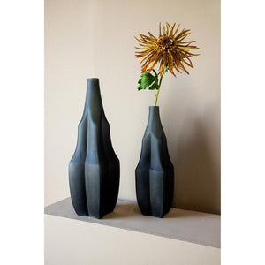 Glasvase - Robbin Grey glass vase angualr winged L (Ø 13.5 x 47.5 cm) von PTMD - Esszett Luxury | Stilvolles Wohnen mit Charakter