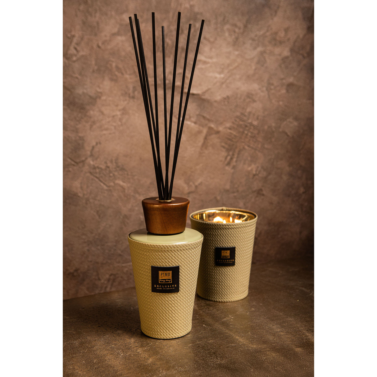 Duftkerze mit Lederdetail & handveredeltem Finish (0,9 kg) M – Black Forest | PTMD
