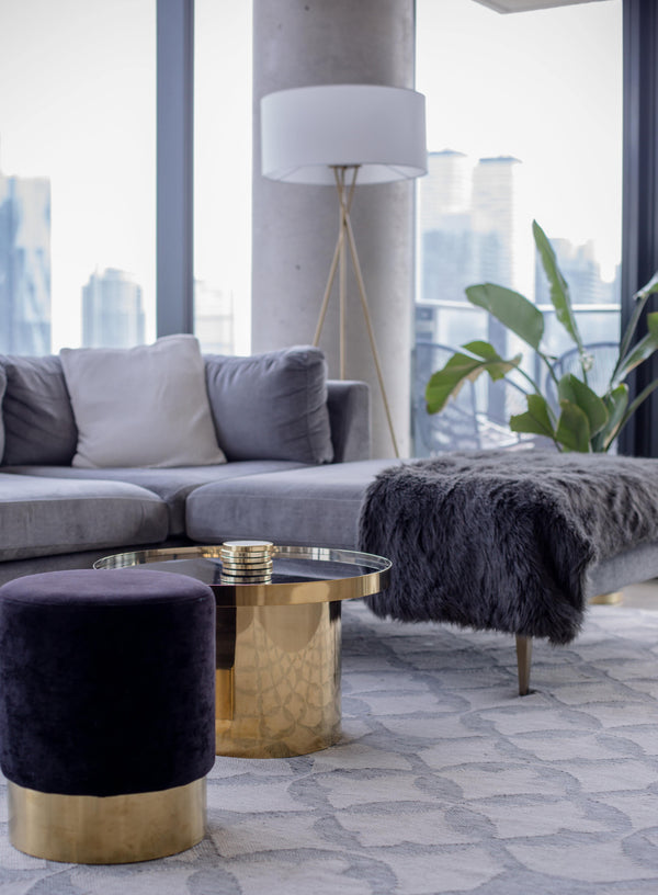Elegantes Wohnzimmer mit großem Sofa als zentralem Möbelstück – Einrichtung in Grau und Gold
