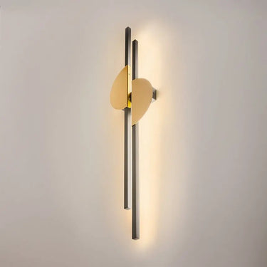 Wall light with black aluminum body, brass half-circle detail and elegant LED design – Skyline | Maytoni