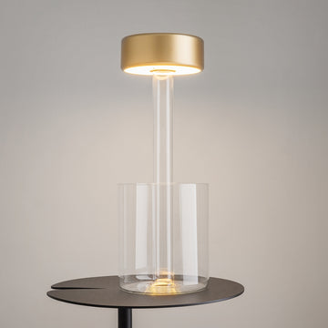 Akku-Tischleuchte – Goldene Oberfläche, Glassockel, Aluminiumschirm - AI Collaboration | Maytoni